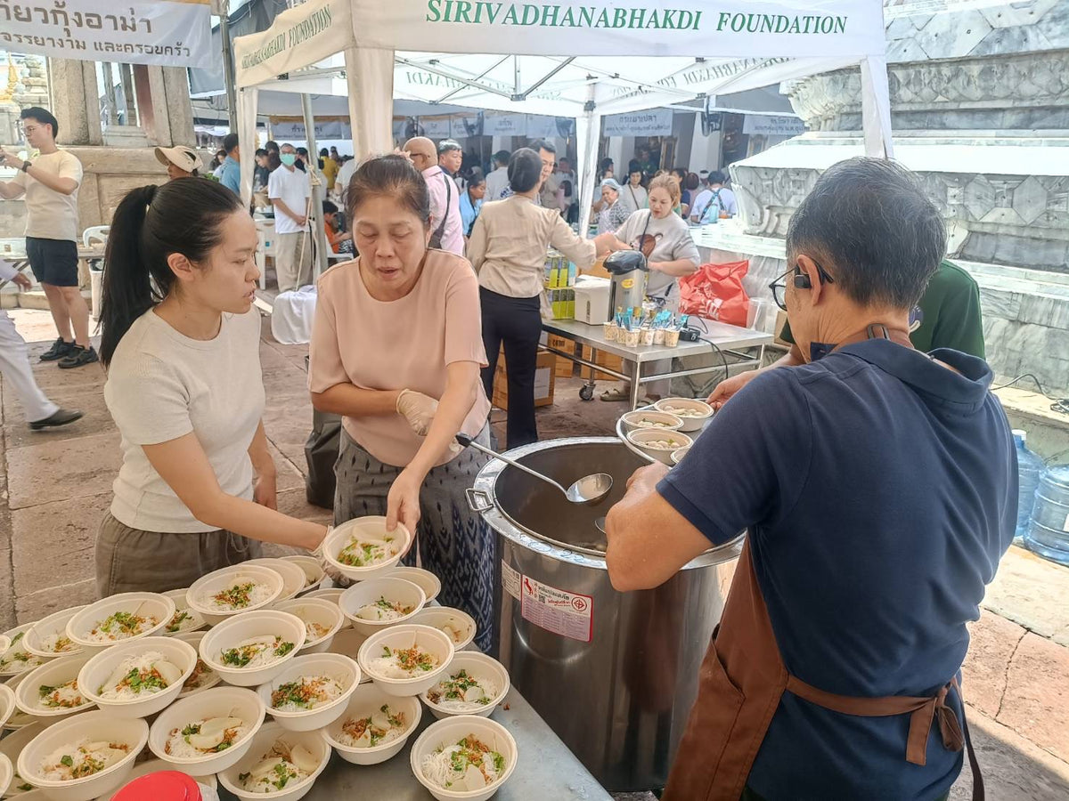 Saranya serving food at an outdoor event with the Sirivadhanabhakdi Foundation.